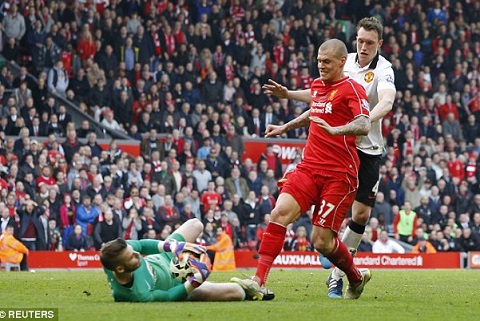 Chơi bẩn với De Gea, trung vệ Liverpool vẫn tỏ ra vô tội