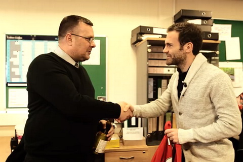 Tiền vệ Juan Mata tặng quà nhân viên mẫn cán của M.U