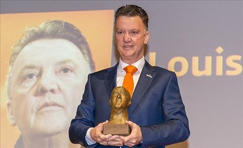 HLV Van Gaal chính thức có danh hiệu đầu tiên của mùa giải