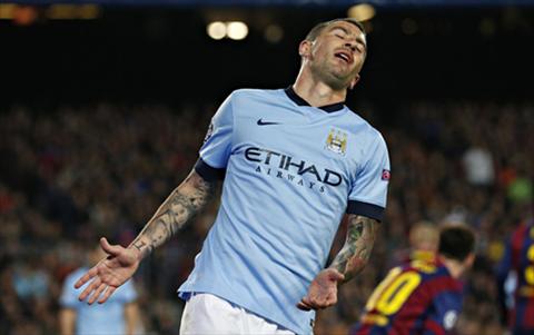 Kolarov bóng gió muốn rời Man City