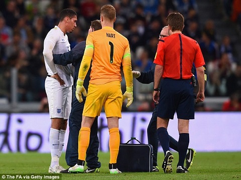 Smalling chấn thương: Công thức chiến thắng của Van Gaal liệu có bị ảnh hưởng?