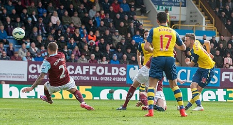 Ramsey hoá cứu tinh, Pháo thủ thành London nhọc nhằn giành 3 điểm