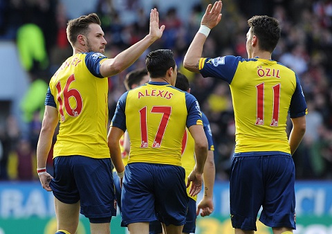 Aaron Ramsey vui mừng vì được sát cánh cùng huyền thoại Petr Cech ở Arsenal