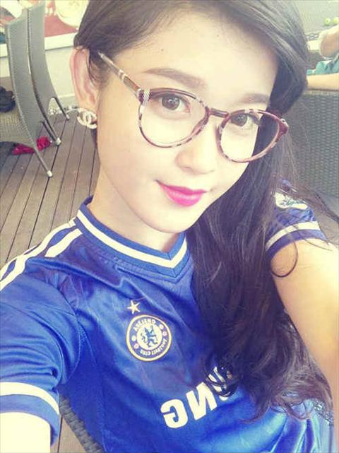 Chelsea vs MU Fan Viet yeu hot girl Tu Linh hay A hau Huyen My hinh anh 2