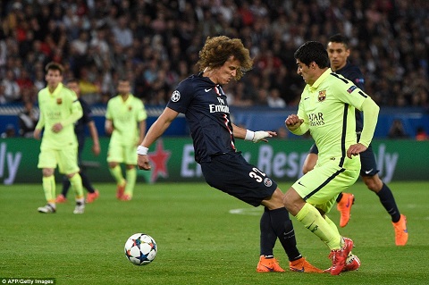 David Luiz da bong nhu thang 8 tuoi trong tran PSG vs Barca hinh anh