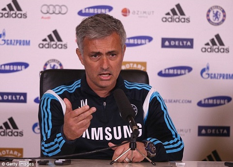 Jose Mourinho mượn sao Man Utd nhằm… đá đểu truyền thông Anh