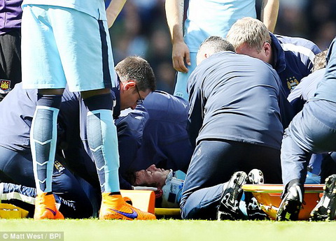 David Silva báo tin vui sau khi rời sân bằng cáng và bình thở oxy