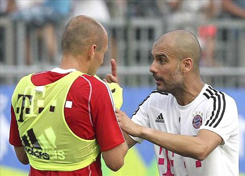 Robben sắp bị tổng cổ khỏi Bayern vì dám bật Guardiola