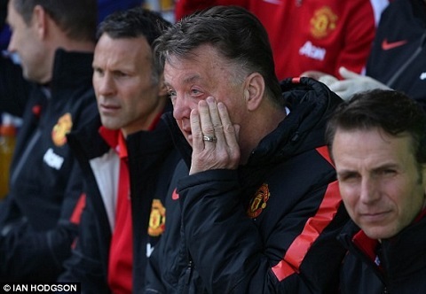 Tiết lộ: Van Gaal sấy tóc 2 tội đồ sau trận thua muối mặt của M.U
