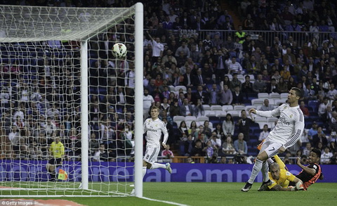 Real Madrid 3-0 Almeria Chien thang tam duoc trong ngay Ronaldo buc minh vi tit ngoi hinh anh 2