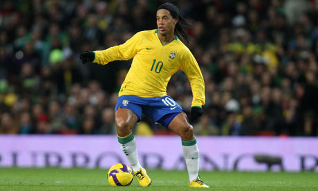 Thưởng thức qua người Ronaldinho trên sân bóng là một trải nghiệm tuyệt vời với tốc độ và kỹ thuật điêu luyện.