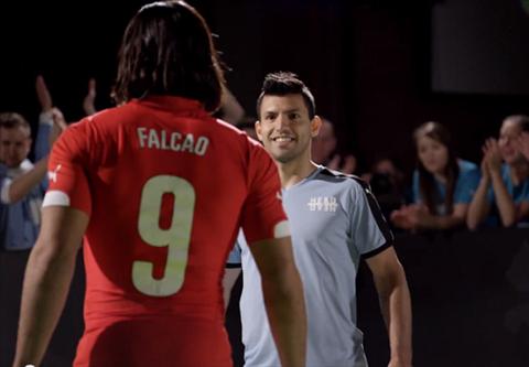 Falcao được đối thủ Aguero bảo vệ trước derby Manchester