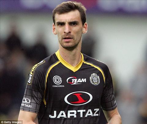 Sốc: Đồng đội của Courtois chết ngay trên sân vì bị suy tim