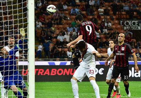 AC Milan 2-1 AS Roma Niu giu hy vong ra troi Au hinh anh