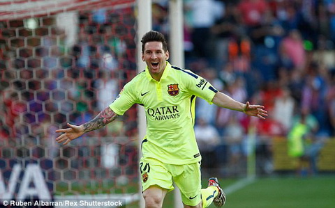 Mascherano dua Lionel Messi len may xanh hinh anh