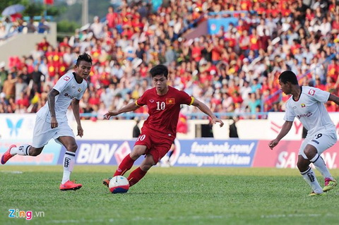 Cong Phuong di bong truoc hang phong ngu U23 Myanmar. Anh: Zing