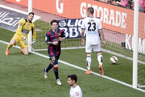 Thien tai Lionel Messi lap cu dup, Barca van hoa trong ngay nhan cup vo dich hinh anh 2