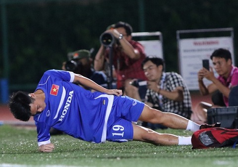 Van Toan chan thuong trong buoi tap dau tien cua U23 Viet Nam