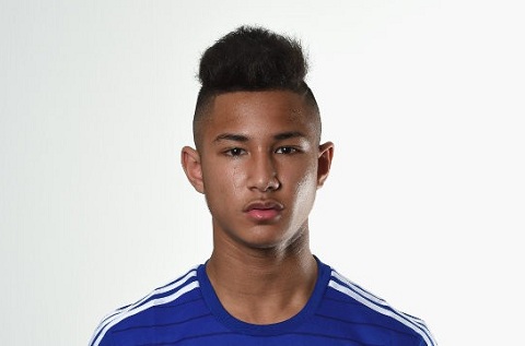 Faiq Bolkiah dang khoac ao U18 Chelsea