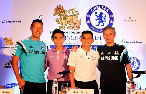 HLV Mourinho cam dan sao Chelsea toi khu den do o Thai Lan hinh anh
