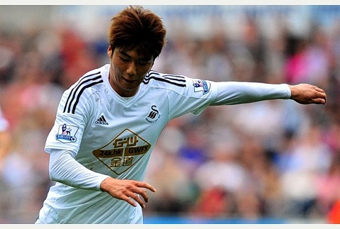 Arsenal nham Ki Sung-Yeung cua Swansea de tang cuong hang tien ve hinh anh