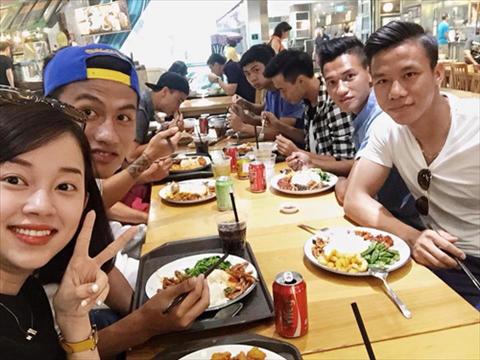 Bạn gái hot girl sang Singapore tiếp lửa cho tuyển thủ Mạc Hồng Quân