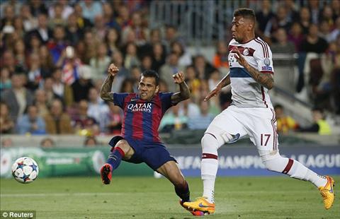 Dani Alves toa sang trong tran Barca vs Bayern hinh anh
