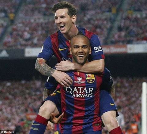 Vi Messi, Dani Alves lat keo MU va o lai Barca hinh anh