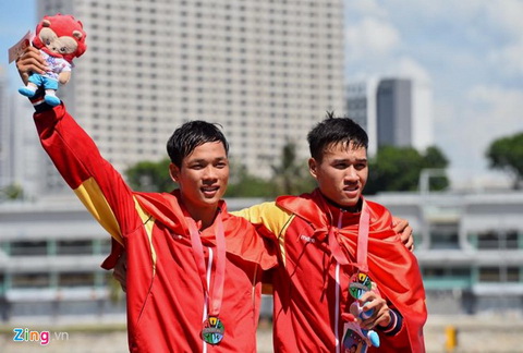 Dam Van Hieu (trai) va Nguyen Dinh Huy gianh HCV Rowing. Anh: Zing