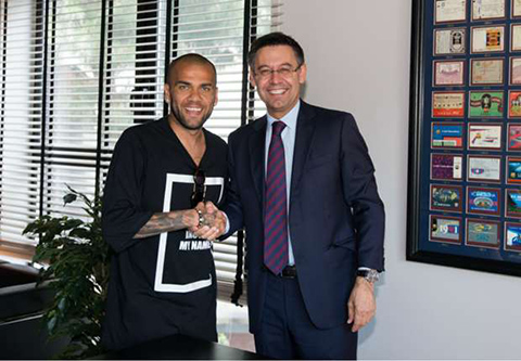 Xavi sốc toàn tập khi Alves đồng ý ở lại Barca