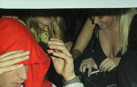 Sao Arsenal quẩy tưng bừng cùng 2 chân dài