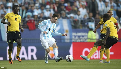 Argentina 1-0 Jamaica Chien thang du xai trong ngay Messi gia nhap CLB 100 hinh anh 2