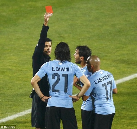 Du am tran Chile 1-0 Uruguay Trong tai toa sang dua chu nha vao ban ket hinh anh