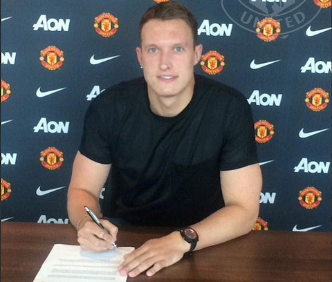 M.U giữ chân Phil Jones: Thủ lĩnh tương lai đây chứ đâu!
