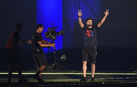 Pique xỉa xói Ronaldo trong ngày Barca giành cú ăn 3