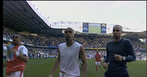 Huyen thoai Arsenal Thierry Henry xuat hien an tuong trong trailer quang cao Premier League 2015-2016 hinh anh