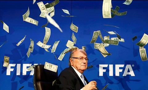 Hung con mua tien, Sepp Blatter bi ha nhuc cong khai hinh anh