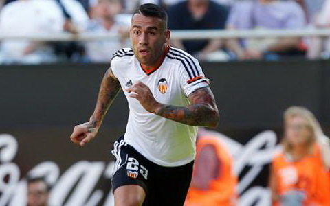 Chuyển nhượng M.U: Van Gaal chính thức buông Otamendi