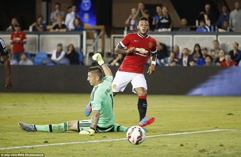 Vị trí nào phù hợp nhất với Memphis Depay trên hàng công M.U?