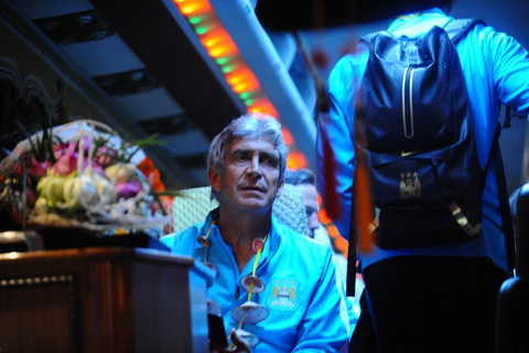 Dàn sao Man City đổ bộ tới sân bay Nội Bài