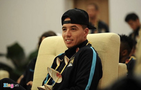 Samir Nasri no nu cuoi tuoi khi vua co mat tai Viet Nam.