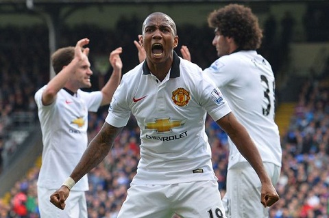 Tien ve Ashley Young chuan bi roi Manchester United hinh anh