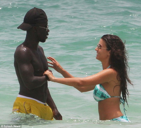 Hậu vệ Man City và thủ thành Juventus “đụng nhau” ở bãi biển Miami