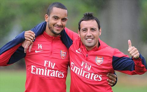 HLV Wenger vui mừng khi trói chân được Walcott và Cazorla