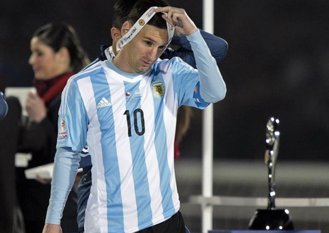 Qua dau buon, Lionel Messi tu choi nhan giai Qua bong vang Copa America 2015 hinh anh