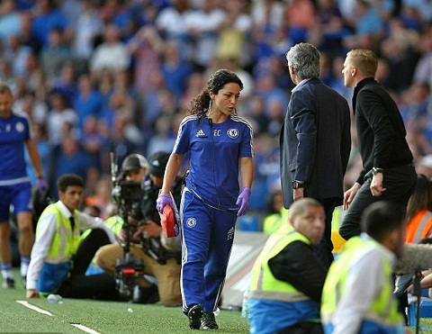 Muối mặt trước dư luận, Mourinho sa thải nữ bác sĩ Carneiro