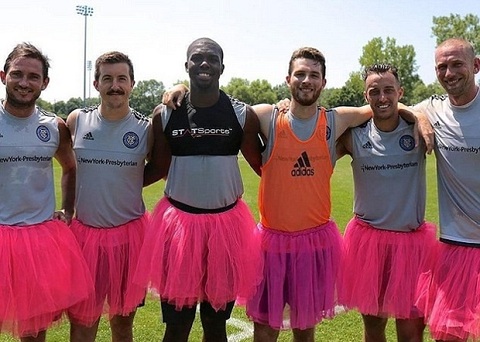 Frank Lampard mặc váy hồng điệu đà trong trận đấu từ thiện