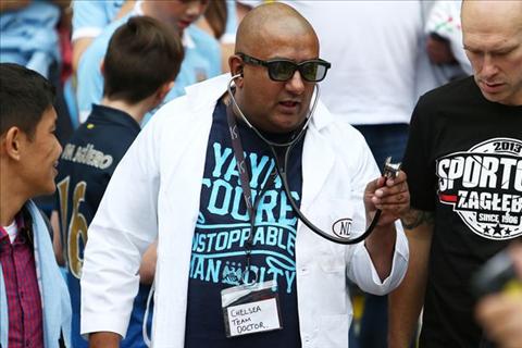 Fan Man City mặc áo bác sỹ chế nhạo Jose Mourinho