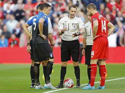 HLV Rodgers giải thích lí do để Henderson rời sân sớm trong trận Liverpool vs Bournemouth