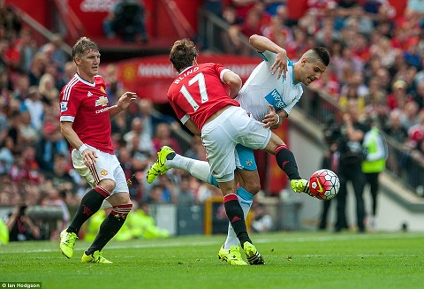 Những điểm nhấn đáng chú ý trong trận hòa đầu tiên của M.U mùa 2015/16